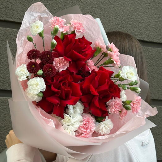 пышный букет с розами