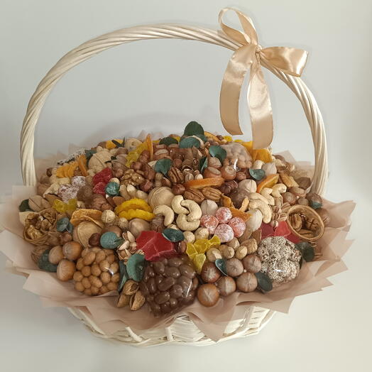 Корзина с орехами и сухофруктами