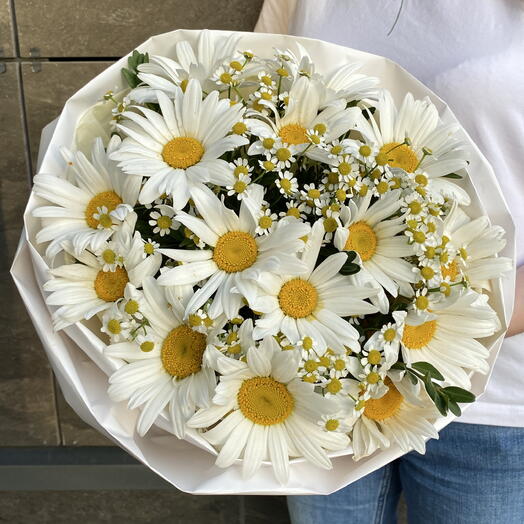 Букет Ромашки микс: крупные штучные ромашки и кустовые ромашки матрикария