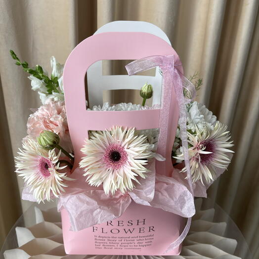 Нежная композиция с герберой в сумочке 🌸