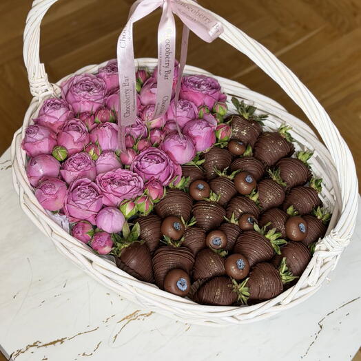 Подарочная корзина с кустовыми розами и клубникой в молочном шоколаде 🌹🍓🍫