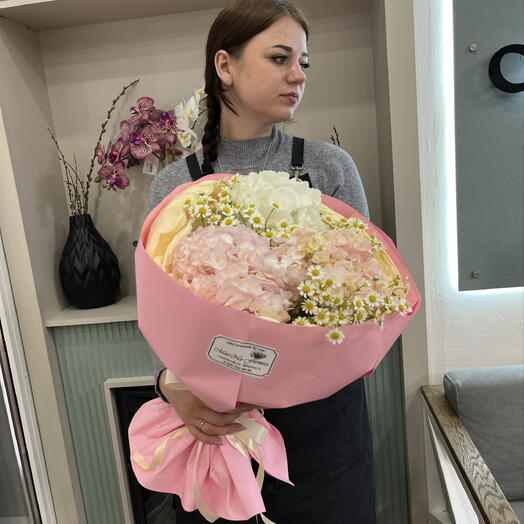 Букет с гортензиями и танацетумом