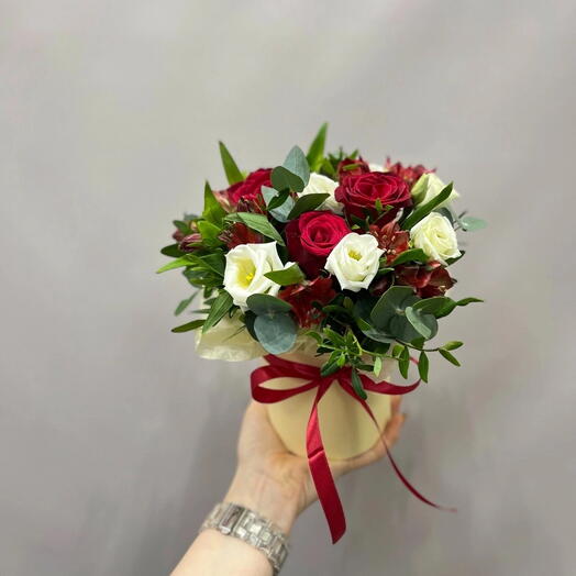 Свежая коробка цветов с красной розой