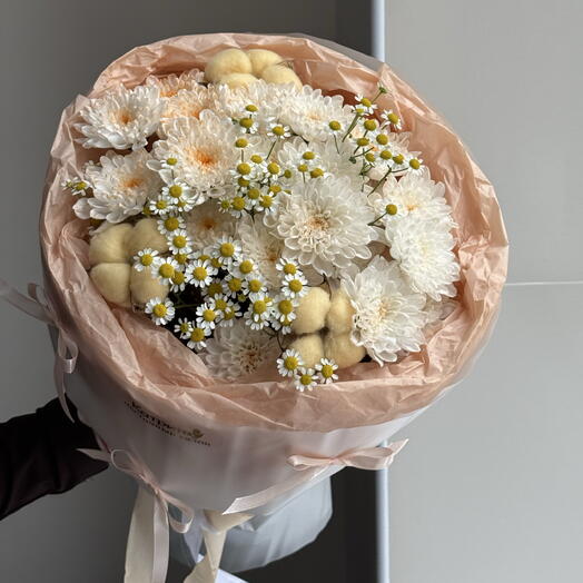Букет хризантем с хлопком и ромашками