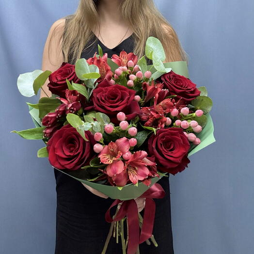 Букет «Гранатовый сад»🌹🌿 красные розы и альстромерии