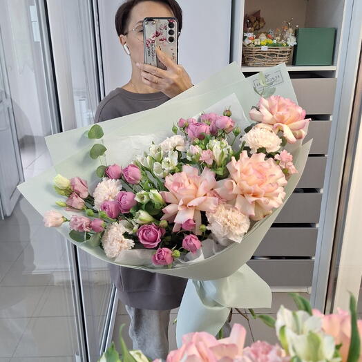 Букет из кустовых пионовидных роз и роз одноголовых с эустомой и воздушной альстромерией