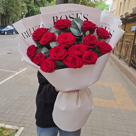 15 ярко красных роз
