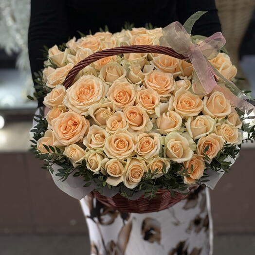 корзина из кремовых роз