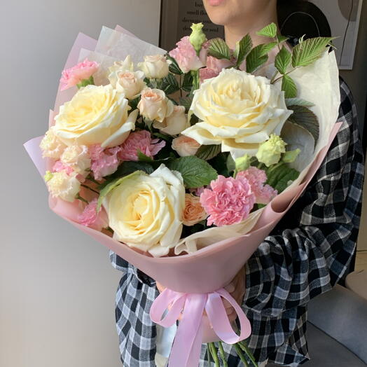 Букет «Чизкейк» с пионовидными розами, эустомой, малиной💗