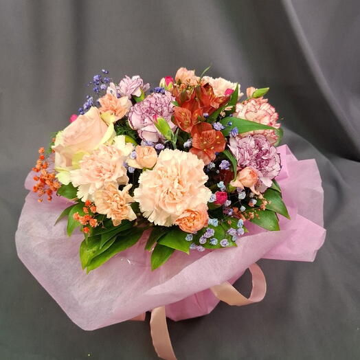 Розовый тортик ярких цветов 💐