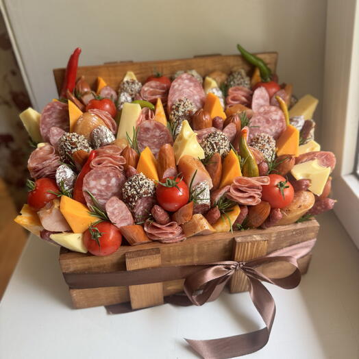 Ящик с колбасами и сырами