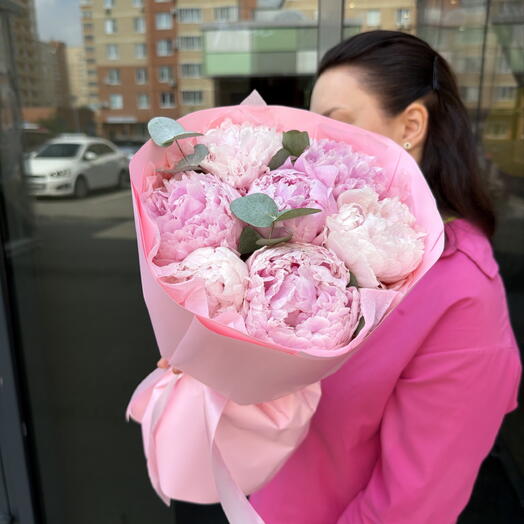 Монобукет из пионов и эвкалипта «Утро в Париже»