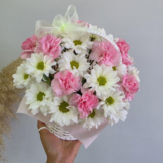 Нежная корзина из стойких хризантем и кустовых диантусов 🌸