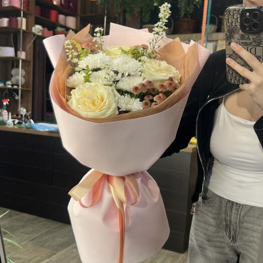 Букет с розами Канделайт и летними ромашками в нежной упаковке🌼🌹