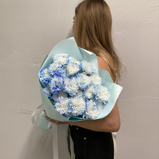 Букет с голубой 💙 хризантемой