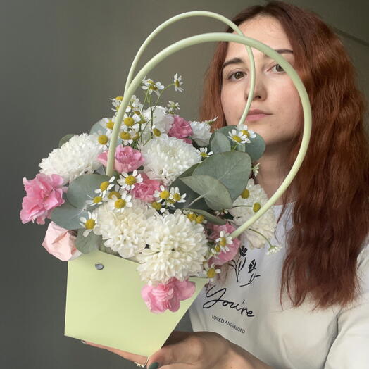 Корзинка сумочка Хризантема, эвкалипт, танацетум ромашка и диантус кустовой