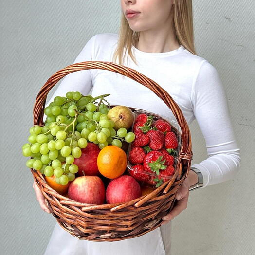 Фруктовая корзина «Ягодный соблазн» с сочной клубникой