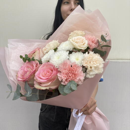 Нежность 🌸 воздушный сборный букет из одноголовых роз, диантусов, кустовой хризантемы и кустовой розы