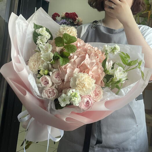Нежный букет с гортензией, кустовыми розами, альстромерией