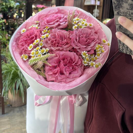 Букет «Летняя нежность» с пионовидными розами и ромашками🌸🌼