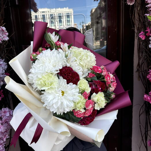 Пышный сборный букет с бархатной целозией🌸