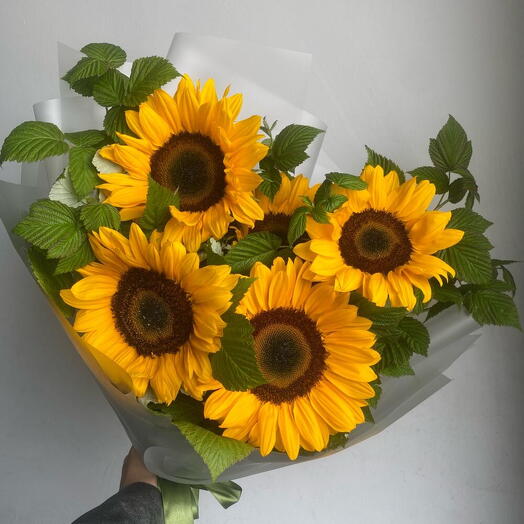 🌻🌻🌻Букет из подсолнухов с ветками малины