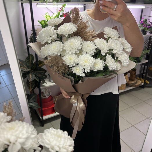 Букет махровых хризантем