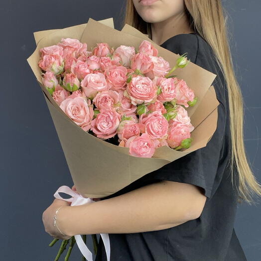 Букет из нежных кустовых роз в крафте 💗