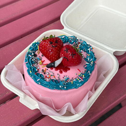 Бенто-торт с клубникой на праздник / день рождения / в стиле ugly cake / chaos cake