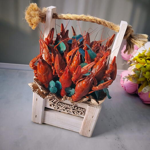 Ящик с вареными раками