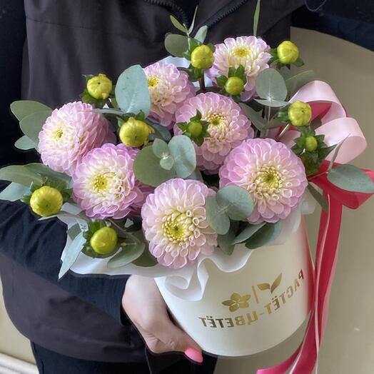 Шляпная коробка розовыми георгинами и эвкалиптом