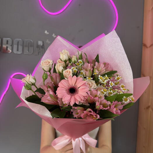 Авторский букет из герберы, альстромерии, кустовой розы, танацетума 💖