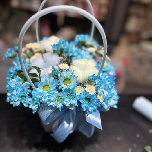 Композиция из голубых ромашек и хлопка