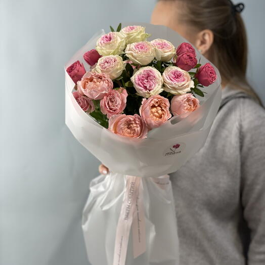 Букет из 7 кустовых роз микс в оформлении 💐