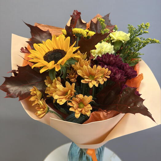 Яркий осенний букет на 1 сентября из хризантемы кустовой и подсолнуха