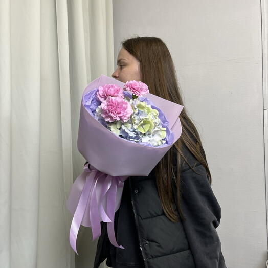 Мини-букет: розовые гвоздики и гортензия, подарок для учителя в День знаний