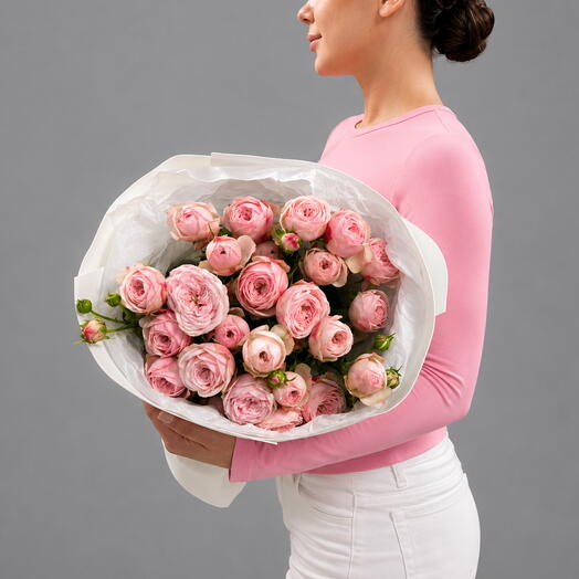 Букет из 7 розовых пионовидных кустовых роз Mansfield Park Pink 50 см в белом фоамиране