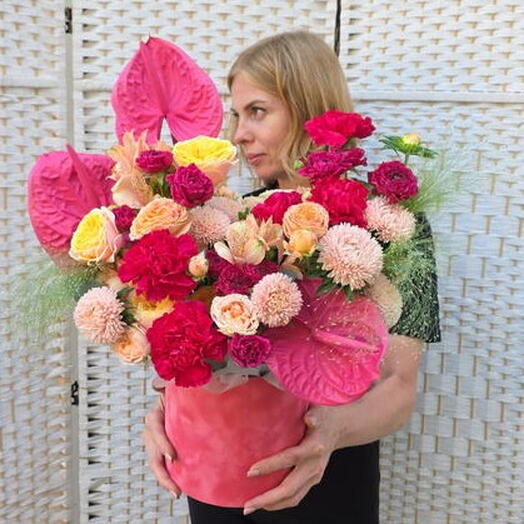 Pink mood (пионовидные розы, гвоздики, астры, антуриум в бархатной коробке)