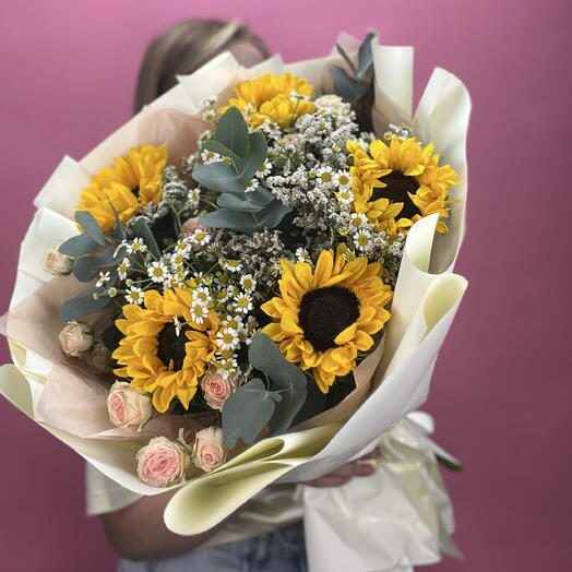 Пышный букет из подсолнухов и ромашек 🌸