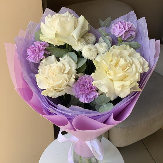 Букет «Лиловый сад» с французскими розами, диантусам, хризантемой 💜