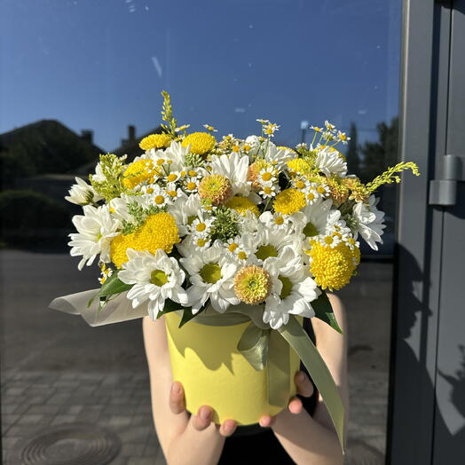 Ромашки и хризантемы в желтом цилиндре 💛