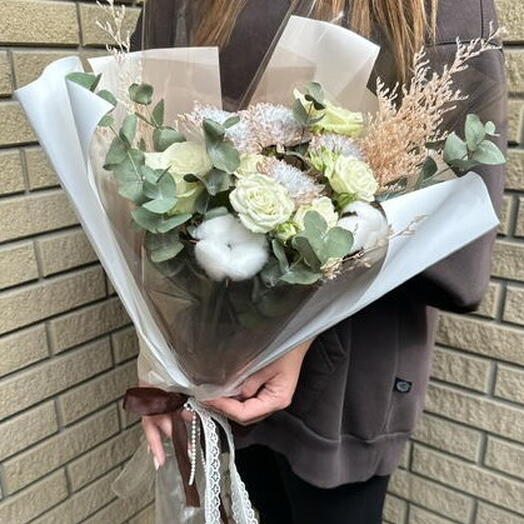Букет с хризантемой, розами и сухоцветами