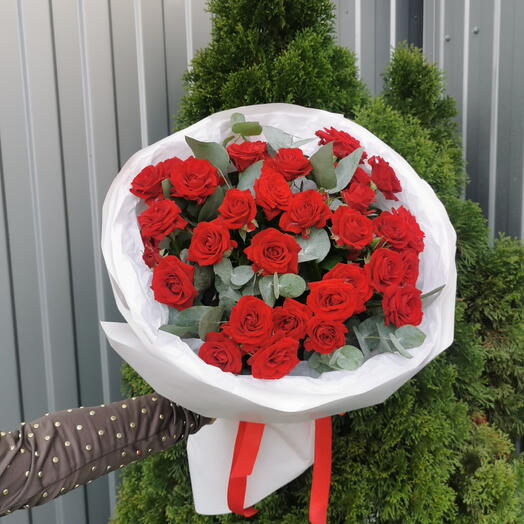Букет из красных кустовых роз️