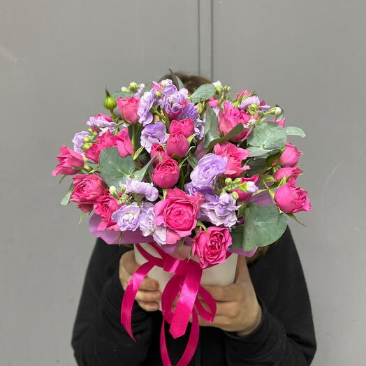 Яркие кустовые розы Димейшн и ароматная маттиола в шляпной коробке 💜