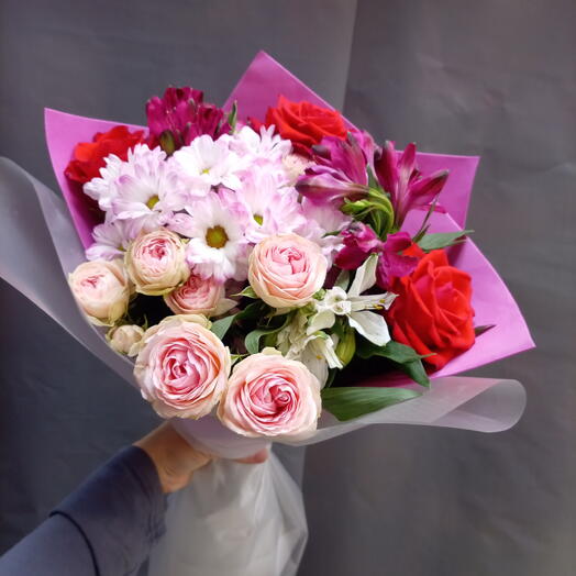 Букет с розами, хризантемой и альстромерией🌸