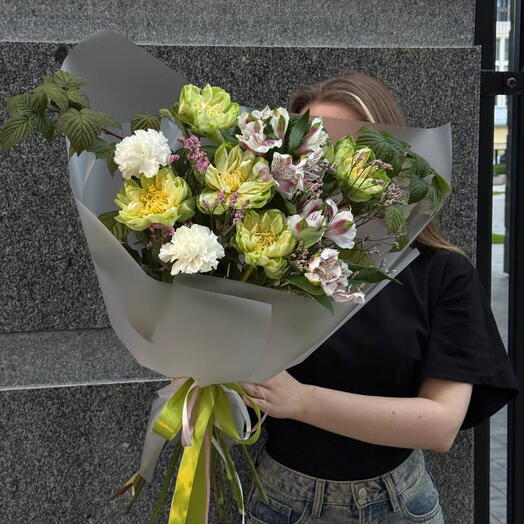Букет с розами  Вегги и альстромерией для мамы, любимой тёще от зятя, подруге на день рождения