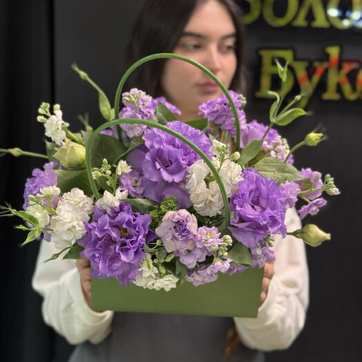 Композиция в сумке с эустомой и матиолой🤍