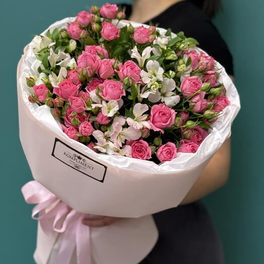 Букет нежный кустовые розы и альстромерия🥰