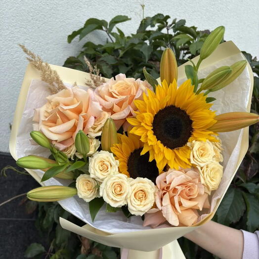 Букет из подсолнухов (гелиантусов), лилейника, кустовых роз, французских роз, сухоцветов 🌼
