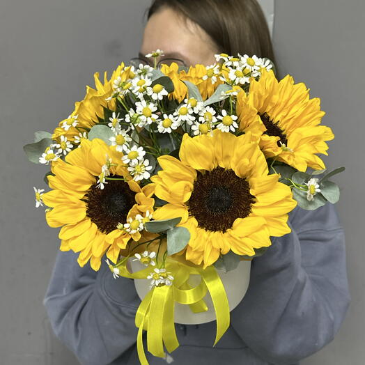 Подсолнухи с полевыми ромашками в шляпной коробочке 🌻